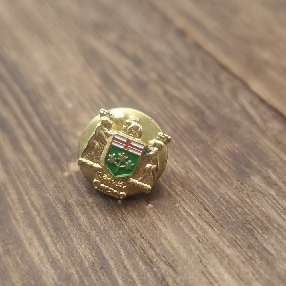 B662 vintage Ontario crest pin coat of arms